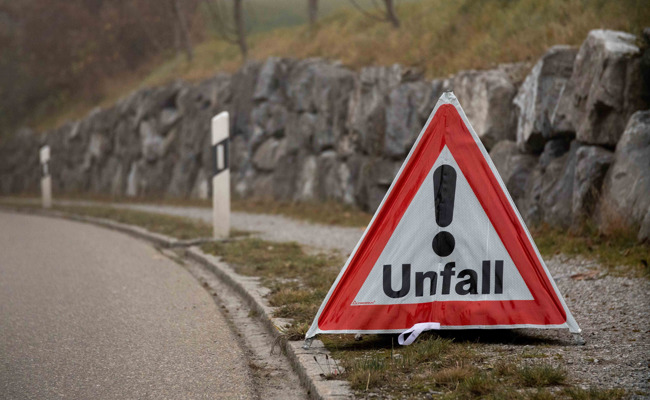 Autofahrer kollidiert beim Abbiegen mit E-Biker