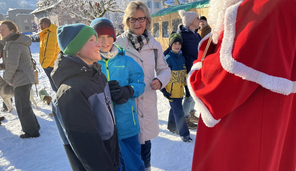 Der Herr in Rot gehört zu einem Klausmarkt wie das Objektiv zur Kamera.