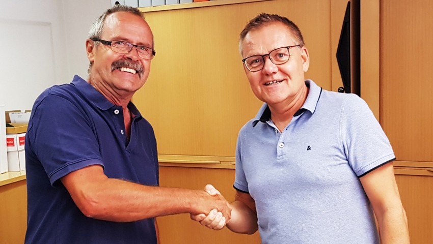 Thommy Kolp (links) übergibt die Leitung der Finanzverwaltung an Martin Weber. Thommy Kolp (links) übergibt die Leitung der Finanzverwaltung an Martin Weber.