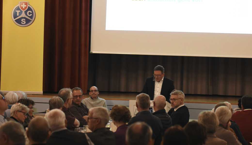 Rund 140 Personen haben sich im Rheinecker Hecht-Saal eingefunden. Michael Schöbi führte durch die Versammlung.