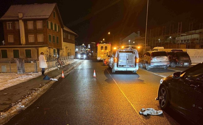 Fussgängerin rennt über die Strasse und wird angefahren – Rega fliegt sie ins Spital