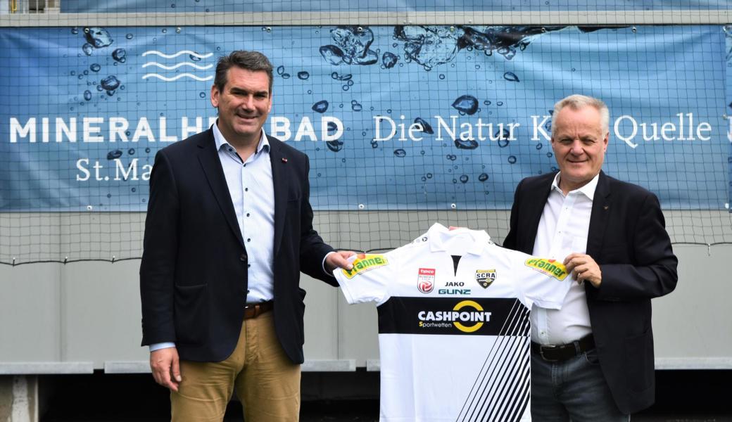 Martin Meyer (links) mit Altachs Vizepräsident Werner Gunz.