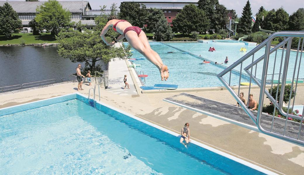 An den langen, heissen Sommertagen wagten viele den Sprung ins kalte Nass.