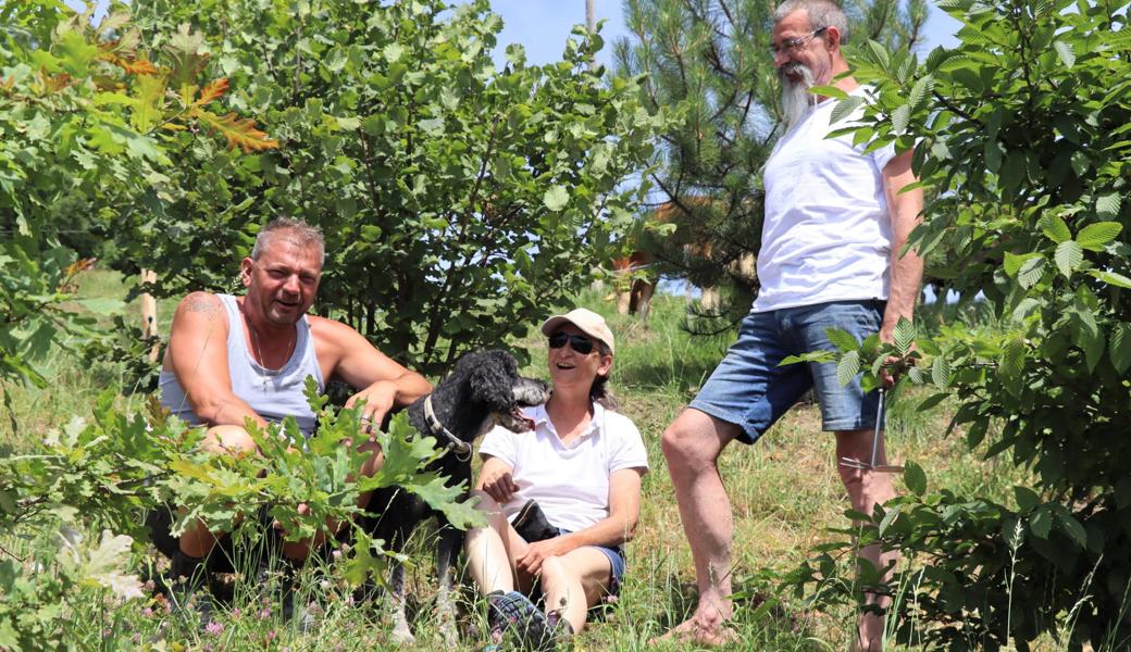 Roland Klee (links), Sandra Heider mit Hund Nemo und Werner Kast haben vor zwei Wochen ihren ersten Trüffel entdeckt. Roland Klee (links), Sandra Heider mit Hund Nemo und Werner Kast haben vor zwei Wochen ihren ersten Trüffel entdeckt.