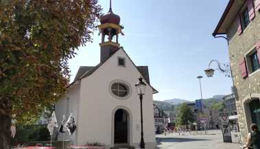 Einen Blick hinter die Kapellmauern werfen