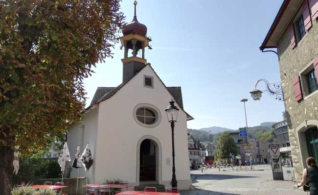 Einen Blick hinter die Kapellmauern werfen