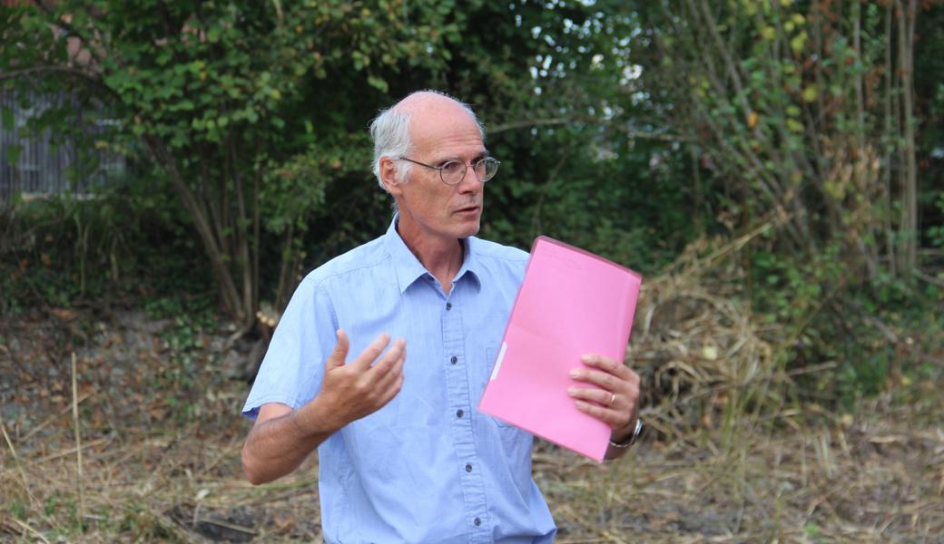 Jonas Barandun als kantonaler Amphibienbeauftragter, begleitet das Projekt.
