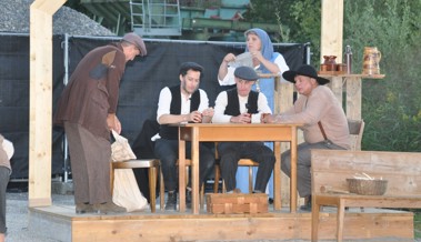 Ein Theater im Kies mit Blick auf den Alten Rhein