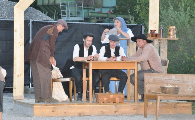Ein Theater im Kies mit Blick auf den Alten Rhein