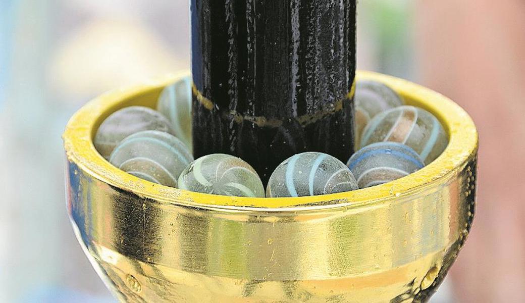 Gebhard Buschor (Pfleger, von links), Erwin Heeb (Präsident Liegenschaftskommission), Roger Benz (Präsident evangelische Kirchgemeinde), William Canal (Präsident katholische Kirchgemeinde) und Jürg Tobler (göldipartnerarchitekten) beobachten, wie der neu vergoldete Güggel montiert wird. Damit er sich im Wind dreht, ist er auf den historisch originalen Glaskugeln gelagert.  Gebhard Buschor (Pfleger, von links), Erwin Heeb (Präsident Liegenschaftskommission), Roger Benz (Präsident evangelische Kirchgemeinde), William Canal (Präsident katholische Kirchgemeinde) und Jürg Tobler (göldipartnerarchitekten) beobachten, wie der neu vergoldete Güggel montiert wird. Damit er sich im Wind dreht, ist er auf den historisch originalen Glaskugeln gelagert.