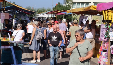 Attraktiver Jahrmarkt bei hochsommerlichem Wetter