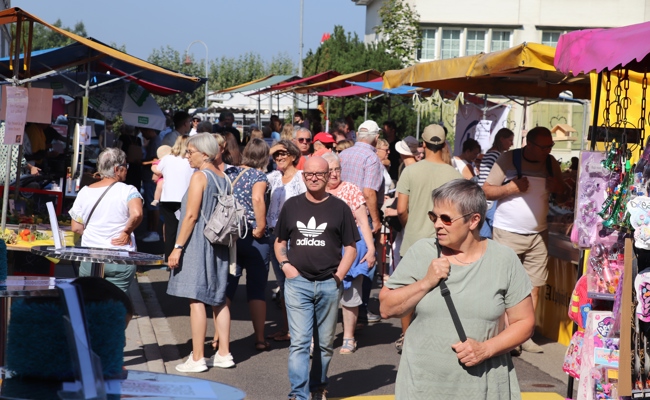 Attraktiver Jahrmarkt bei hochsommerlichem Wetter