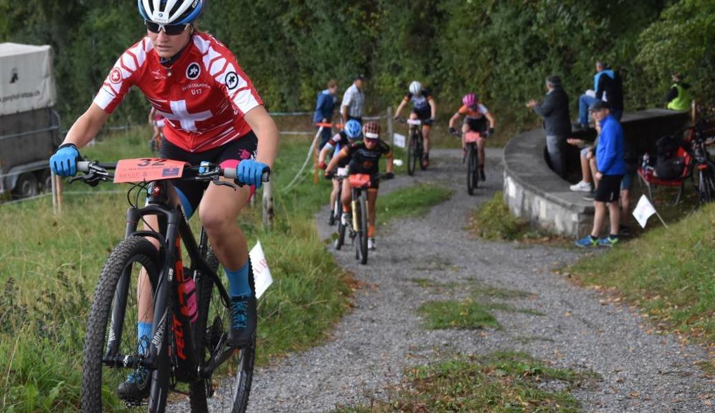 Ein Symbolbild der Saison: Die Schweizer U17-Meisterin Vera Schmid fährt voraus, die Konkurrentinnen strampeln dahinter.