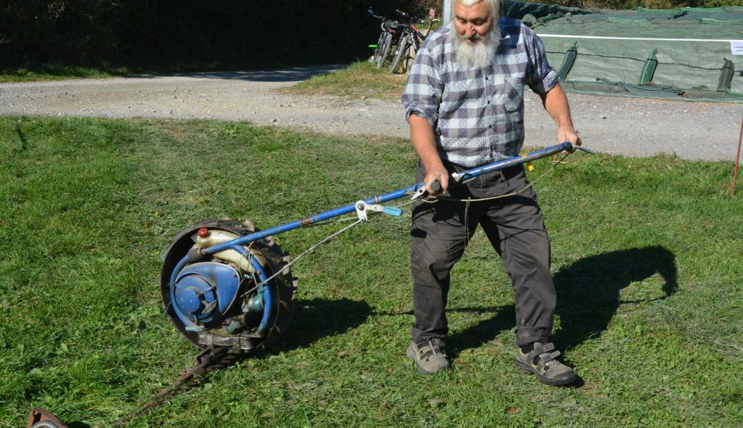 Hans Rohner aus Diepoldsau stellte altes Gerät aus wie etwa den Einachsmäher. Die Oldtimer-Traktoren sind Bestandteil des Lienzer Festes.