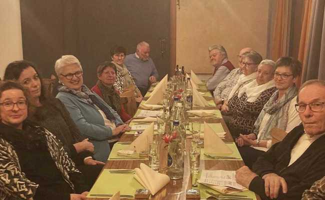 Kirchenchor ehrt zwei Mitglieder für jahrzehntelanges Engagement