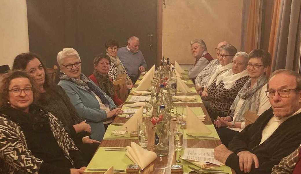 Mitglieder des Kirchenchors Kobelwald beim gemeinsamen Abendessen an der Hauptversammlung.