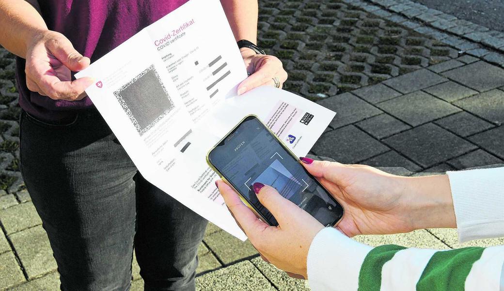 Das Covid-Zertifikat kann man auch in Papierform vorzeigen. Dafür muss man kein Handy haben. 