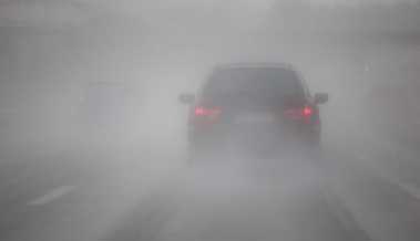 Aquaplaning: Mit drei Kindern im Auto gegen die Mittelleitplanke