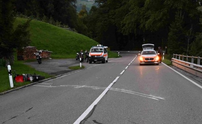 55-jährige Frau fährt am Stoss mit ihrem Töff in eine Leitplanke