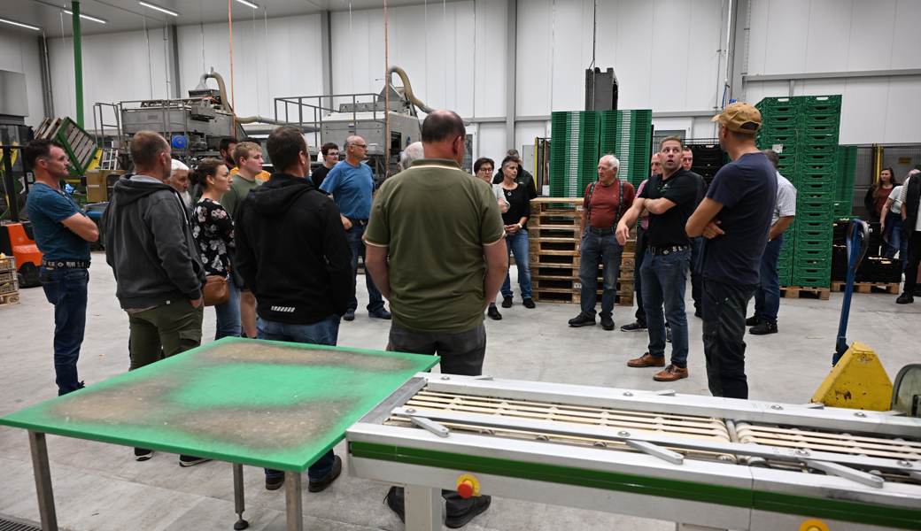 Die Rheintaler Landwirte liessen sich gerne zeigen, wo ihre Feldprodukte weiterverarbeitet werden. Die Rheintaler Landwirte liessen sich gerne zeigen, wo ihre Feldprodukte weiterverarbeitet werden.