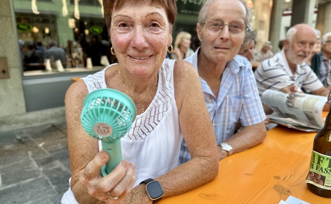 Mit dem Ventilator in der Hand ans Konzert im Städtli