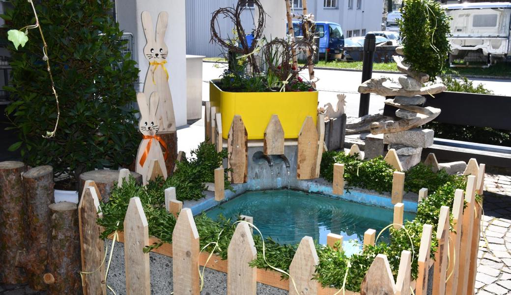 Vor dem Rathaus fällt der Brunnen mit leuchtenden Farben ins Auge.  Vor dem Rathaus fällt der Brunnen mit leuchtenden Farben ins Auge.