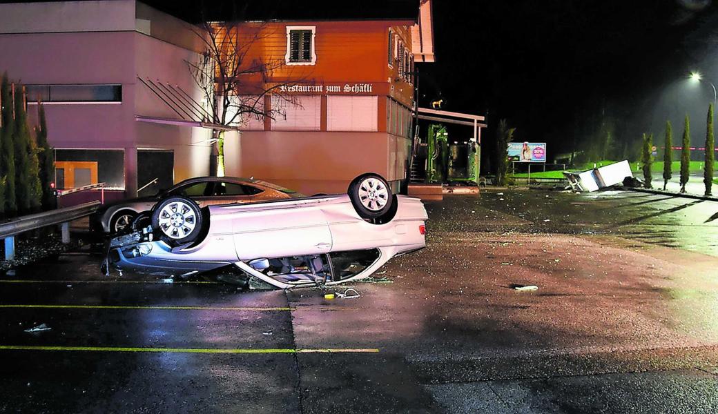 Dachlandung nach rasender Verfolgungsjagd. Der damals 18-jährige Fahrer des Autos stand am Dienstag vor Gericht. Das Verfahren gegen weitere an der Verfolgungsjagd beteiligten Personen steht noch aus. 