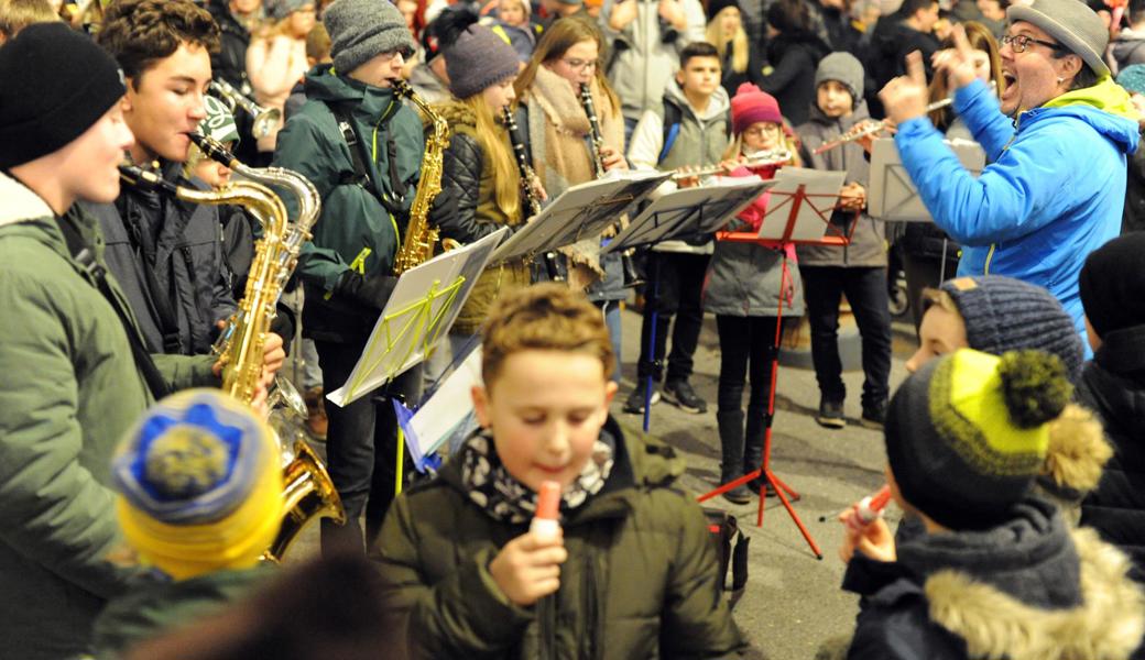 Mario Haltinner und seine Rebschter Jungmusik spielten Weihnachtsmusik. «Lieder, die jeder kennt», wurde man zum Singen ermuntert.