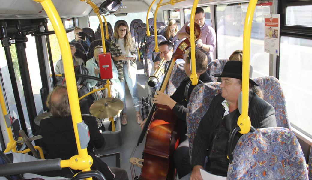 Die «Flying Sofas» wurden fleissig fotografiert und gefilmt; dass im Bus eine Band spielt, ist ja nicht gerade alltäglich. 