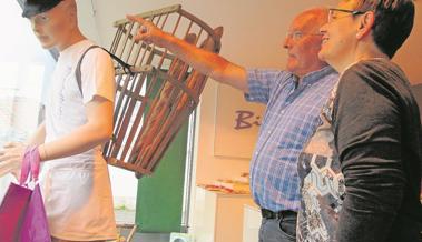 Brotverträger ist Blickfang in Bäckerei