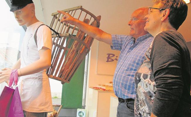 Brotverträger ist Blickfang in Bäckerei