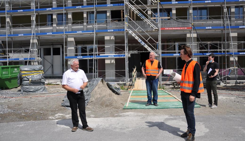 Architekt Moritz Pürckhauer (r.) mit Gemeindepräsident Roland Wälter (l.) vor dem Eingang ins neue Alterszentrum.