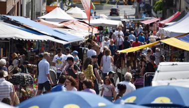 Kilbibetrieb und grosser Warenmarkt in Berneck