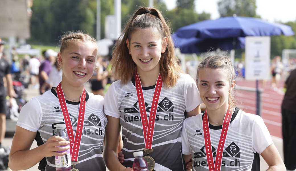 Annik Schwerzmann (v.l.), Leandra Häusler (beide STV Balgach) und Aino Loher (STV Oberriet-Eichenwies) gewinnen als LG Rheintal die Bronzemedaille in der 1000-Meter-Staffel.