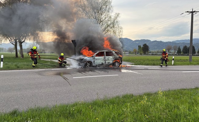 Auto brannte vollständig aus: 76-Jähriger konnte das Fahrzeug rechtzeitig verlassen