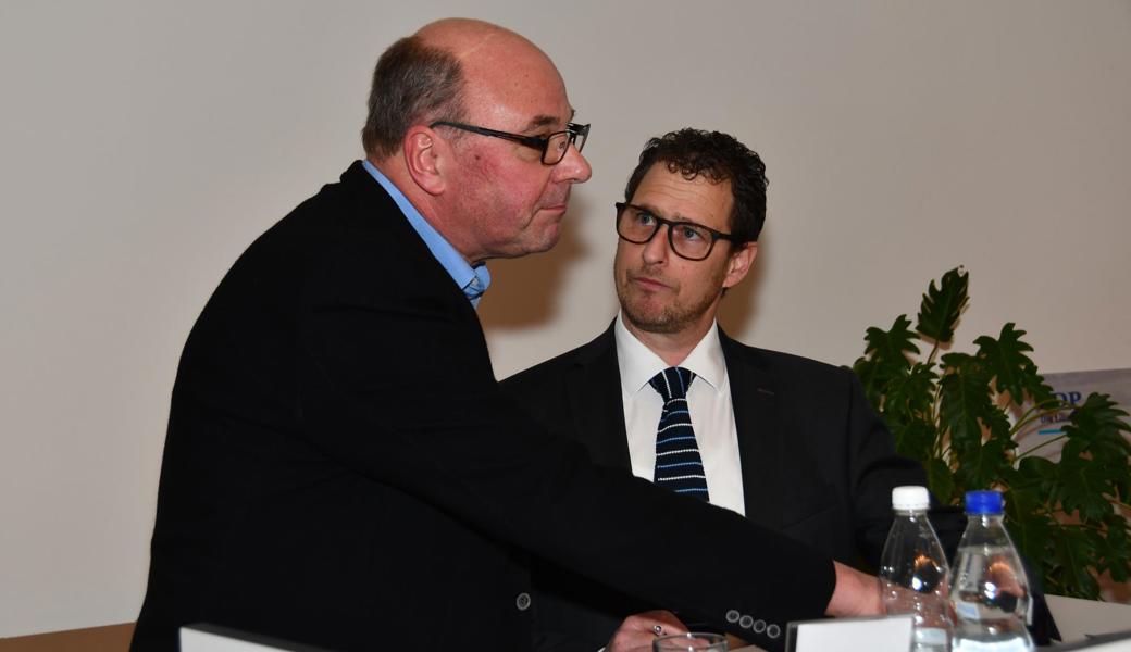 Wahlstabsleiter Ruedi Kobelt (links) und Präsident Hanspeter Rohner stimmen den Ablauf der Neujahrsbegrüssung ab.  Wahlstabsleiter Ruedi Kobelt (links) und Präsident Hanspeter Rohner stimmen den Ablauf der Neujahrsbegrüssung ab.