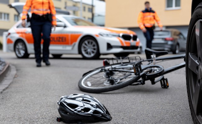 16-Jähriger bei E-Bike-Sturz auf Alter Stossstrasse schwer verletzt