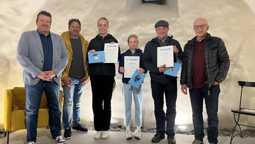 Die Gewinnerinnen und Gewinner mit den Organisatoren: v. l. Carsten Zeiske, Diepoldsau, Präsident Verein 100 Jahre Diepoldsauer Rheindurchstich; Oscar Hartmann, Lustenau, Ressort Sport-Spiel-Spass; Clara Giesinger, Altach, 2. Platz; Julia Widler, Widnau, 3. Platz; Urs Bürki, Kriessern, 1. Platz; Markus Frei, Widnau, Ressort Sport-Spiel-Spass.