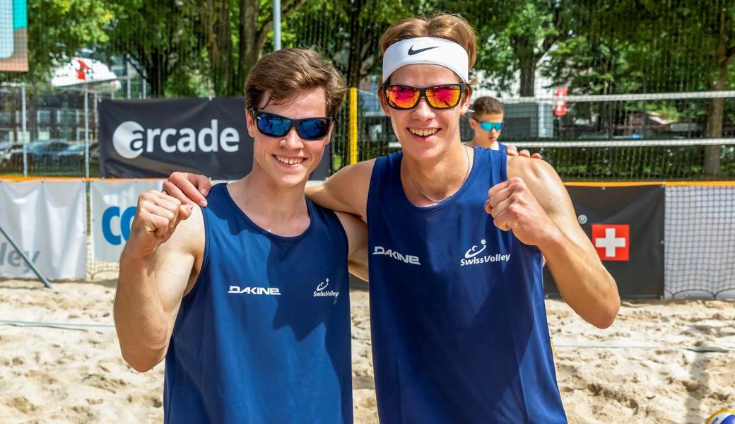 Michel und Fynn von Birckhhahn jubeln über den Gewinn der Goldmedaille.