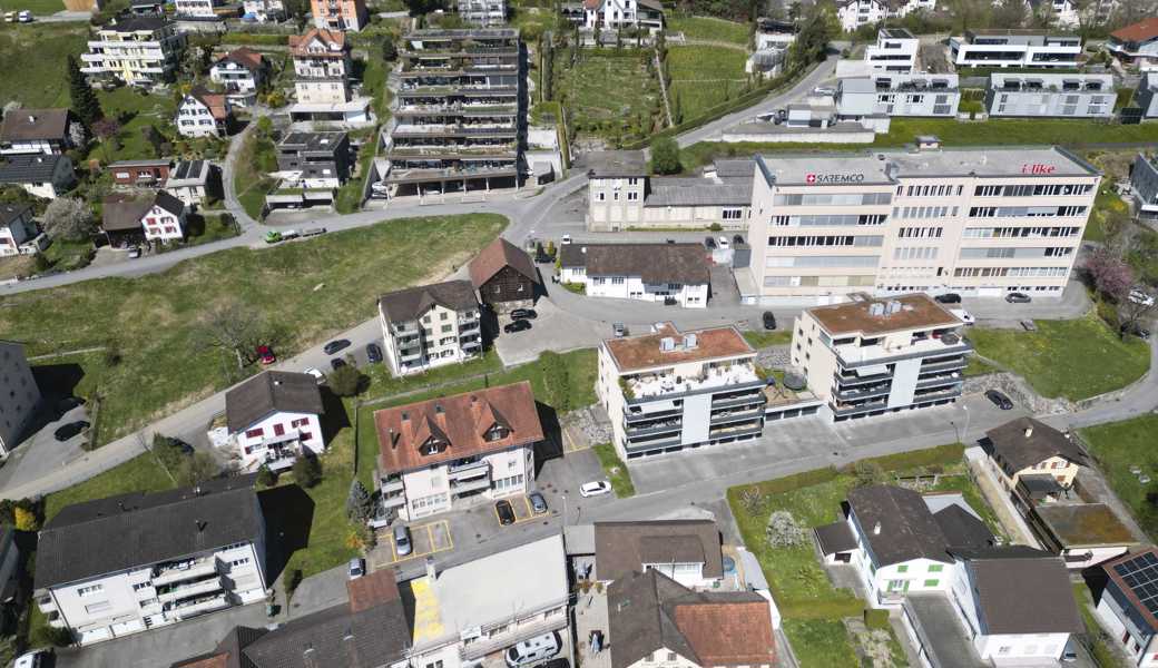 Viele Besucher, manchmal zu wenige Parkplätze: Die Moschee (rot eingekreist) an der Gewerbestrasse in Rebstein.