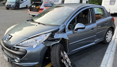 43-Jähriger baut betrunken und mit gestohlenem Auto einen Unfall