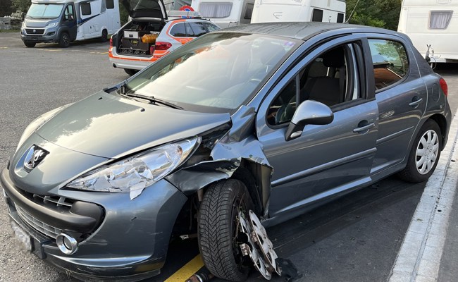 43-Jähriger baut betrunken und mit gestohlenem Auto einen Unfall
