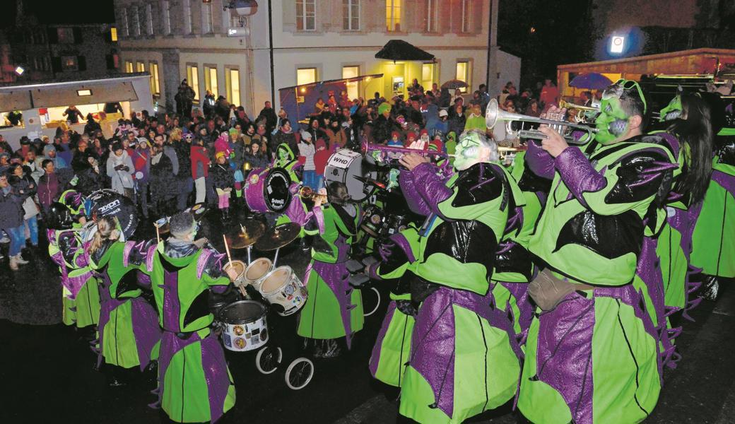 Die Guggesuuser stecken die Bevölkerung mit ihrer guten Stimmung an.  Die Guggesuuser stecken die Bevölkerung mit ihrer guten Stimmung an.