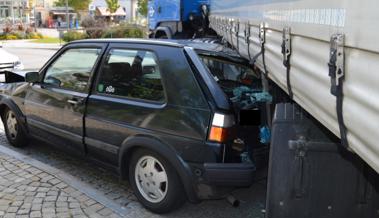 Auto in Sattelzug gestossen