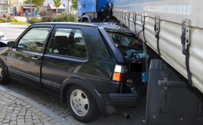 Auto in Sattelzug gestossen