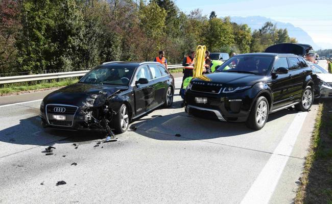 Auffahrkollision auf Autobahn – Mitfahrerin unbestimmt verletzt