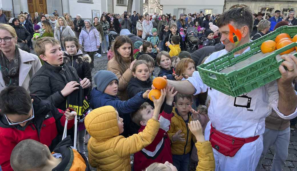 Immer am Fasnachtsmontag um 16 Uhr verteilt die Fasnachtmontag-Clique Orangen. 