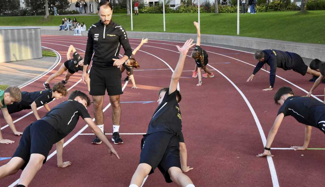 Sportschülerinnen und Sportschüler während eines Athletiktrainings auf dem Sportplatz Ebnet in Herisau. 