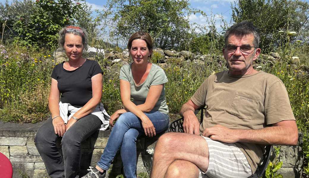Geschäftsführerin Cora Barth (links) , Stellvertreterin Samsara Garcia-Reck und Naturgärtner Patrick Reck sitzen im naturnahen Garten vorden Büroräumlichkeiten der Wildblumen GmbH. Geschäftsführerin Cora Barth (links) , Stellvertreterin Samsara Garcia-Reck und Naturgärtner Patrick Reck sitzen im naturnahen Garten vorden Büroräumlichkeiten der Wildblumen GmbH.