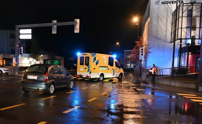 18-jähriger E-Bike-Fahrer verletzt sich bei einem Unfall im Dorfzentrum